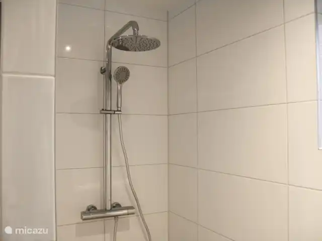badkamer met douche op de 1e etage